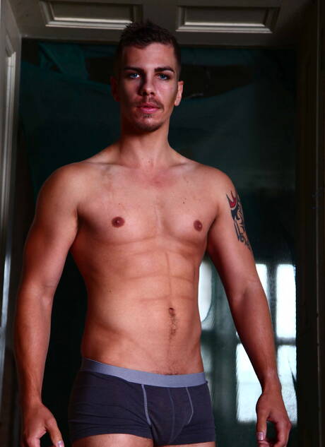 Engelse gespierde kerel Paul Walker en gespierde Daniel Johnson neuken elkaars kont na een pijpbeurt