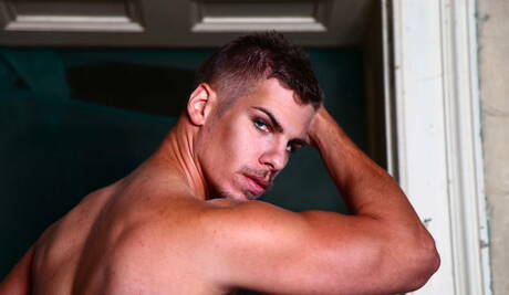 Engelse gespierde kerel Paul Walker en gespierde Daniel Johnson neuken elkaars kont na een pijpbeurt