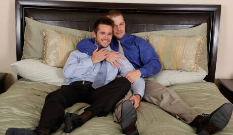 Les stars du porno américaines Mike De Marko et le costaud Liam Magnuson baisent le cul après une pipe