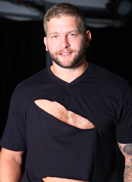 アメリカのクマのコルビー・ヤンセンとハンガリーのハスキー男ダリウス・ファーディナンドがチンコをしゃぶった後にアナルファック