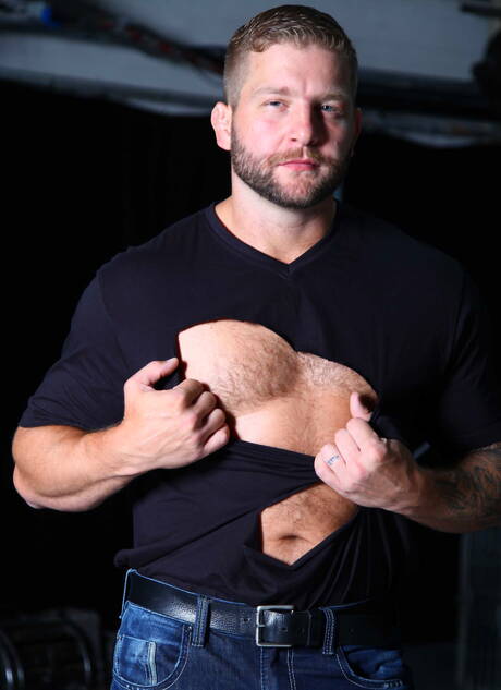 アメリカのクマのコルビー・ヤンセンとハンガリーのハスキー男ダリウス・ファーディナンドがチンコをしゃぶった後にアナルファック