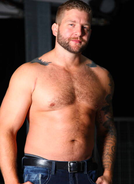 アメリカのクマのコルビー・ヤンセンとハンガリーのハスキー男ダリウス・ファーディナンドがチンコをしゃぶった後にアナルファック