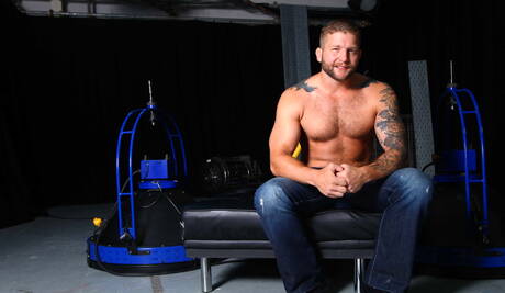 アメリカのクマのコルビー・ヤンセンとハンガリーのハスキー男ダリウス・ファーディナンドがチンコをしゃぶった後にアナルファック