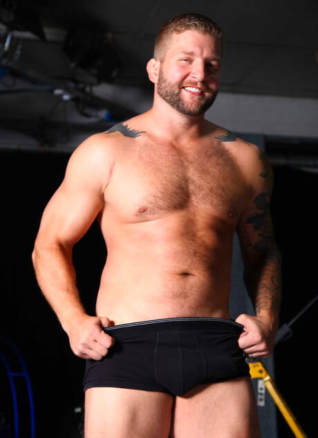 アメリカのクマのコルビー・ヤンセンとハンガリーのハスキー男ダリウス・ファーディナンドがチンコをしゃぶった後にアナルファック