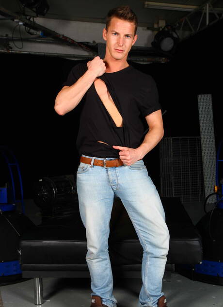 アメリカのクマのコルビー・ヤンセンとハンガリーのハスキー男ダリウス・ファーディナンドがチンコをしゃぶった後にアナルファック