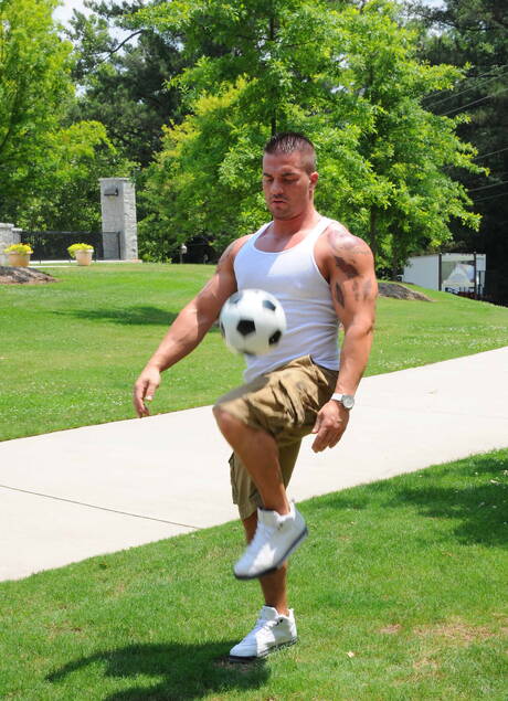 Men.com: Two american guys otter Mike De Marko and bodybuilder Braden Charron in hard anal sex outside