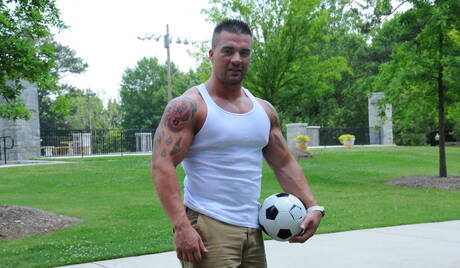 兩名美國男子 Mike De Marko 和健美運動員 Braden Charron 在戶外進行激烈的肛交