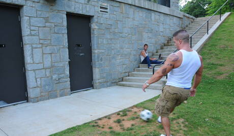 兩名美國男子 Mike De Marko 和健美運動員 Braden Charron 在戶外進行激烈的肛交