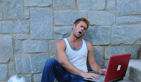 兩名美國男子 Mike De Marko 和健美運動員 Braden Charron 在戶外進行激烈的肛交