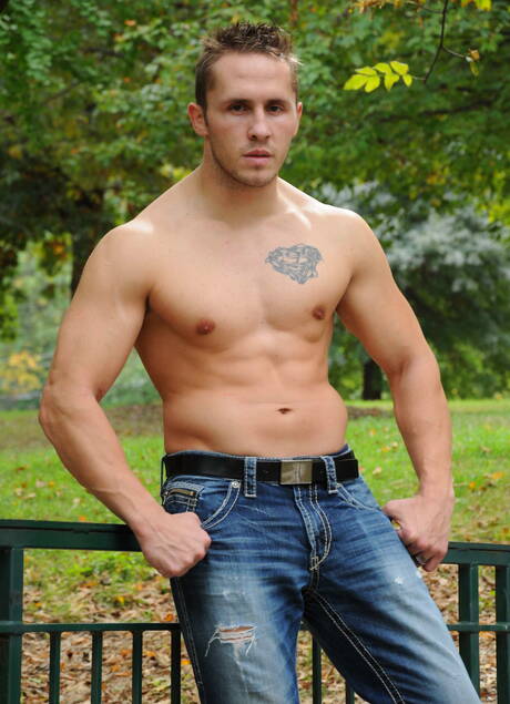 Die netten amerikanischen Kumpels Ethan Slade und Ryan Rockford lieben sich draußen