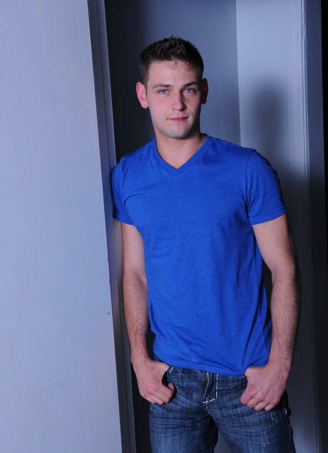 Men.com: Young hunk Topher Di Maggio giving BJ and fucking twink Duncan Black