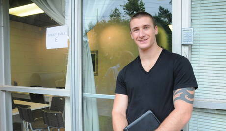 Dwóch umięśnionych Amerykanów Connor Kline i umięśniony Johnny Rapid uprawiają seks analny