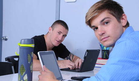 Dwóch umięśnionych Amerykanów Connor Kline i umięśniony Johnny Rapid uprawiają seks analny