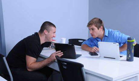 Dwóch umięśnionych Amerykanów Connor Kline i umięśniony Johnny Rapid uprawiają seks analny