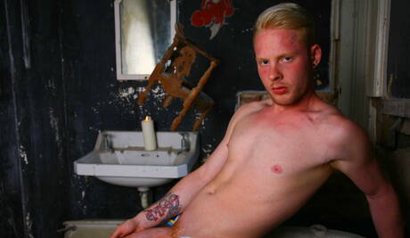 Spierbundel Daniel Johnson en goed gebouwde Andro Maas poseren naakt en laten hun billen zien