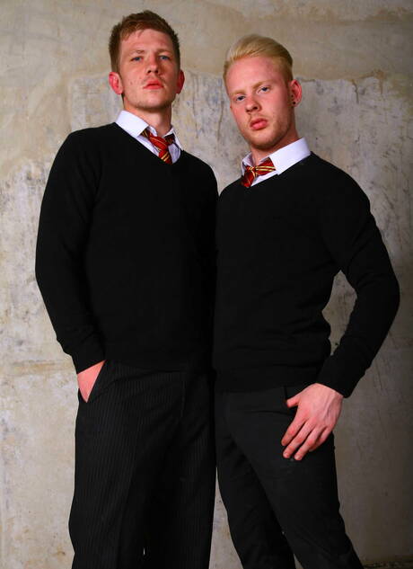 Spierbundel Daniel Johnson en goed gebouwde Andro Maas poseren naakt en laten hun billen zien