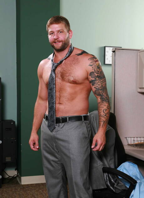 Bons amigos americanos, o urso maduro Colby Jansen e o durão Jd Phoenix em sexo anal quente