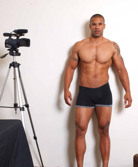 Pretty american boys bull Robert Axel and tough guy Ryan Evans have a good interracial sex