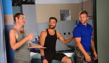 Bons amigos americanos, o urso peludo Colby Jansen e a lontra Tommy Defendi em cena de chupada de pau