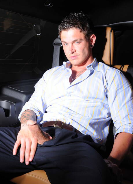 Amerikaanse pornosterren, spierbundel James Hamilton en spierbundel Sebastian Young, neukten elkaar buiten