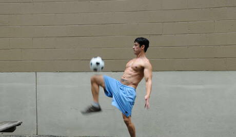 Amerykański muskularny Vance Crawford i brazylijski muskularny Rafael Alencar w twardym seksie analnym na świeżym powietrzu