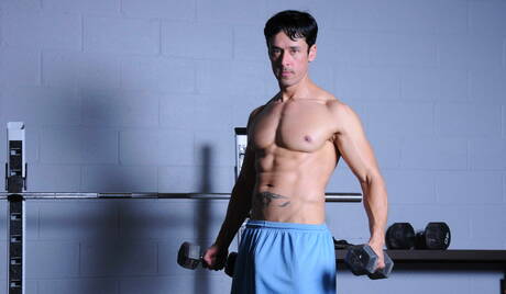 Amerykański muskularny Vance Crawford i brazylijski muskularny Rafael Alencar w twardym seksie analnym na świeżym powietrzu