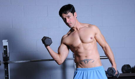 Amerykański muskularny Vance Crawford i brazylijski muskularny Rafael Alencar w twardym seksie analnym na świeżym powietrzu