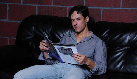 Amerykański muskularny Vance Crawford i brazylijski muskularny Rafael Alencar w twardym seksie analnym na świeżym powietrzu