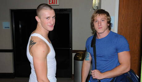 Gorący amerykańscy faceci superstud Connor Kline i krzepki facet Tom Faulk w gorącym seksie analnym
