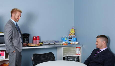 Der kanadische Hengst Christopher Daniels und der attraktive Amerikaner Landon Conrad ficken sich in den Arsch, nachdem sie einen Schwanz gelutscht haben