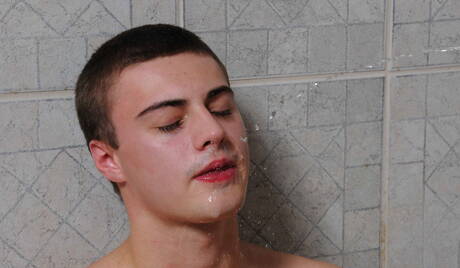 Leuke Amerikaanse vrienden, knappe jongen Hunter Page en hengst Bryce Evans hebben goede anale seks onder de douche