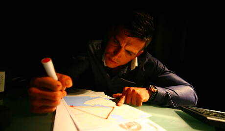 英國大力士 Paddy Obrian 和義大利肌肉男 Marco Rubi 用拳頭猛戳屁股