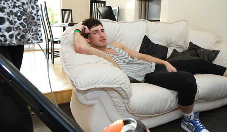 加拿大大力士克里斯托弗·丹尼爾斯和波蘭肌肉男凱登·格雷享受一場精彩的肛交