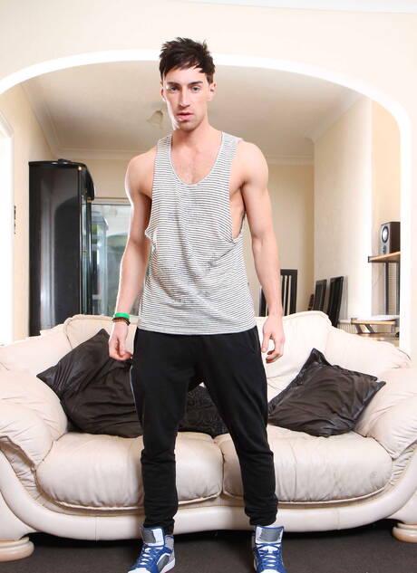 加拿大大力士克里斯托弗·丹尼爾斯和波蘭肌肉男凱登·格雷享受一場精彩的肛交