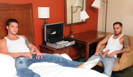 American stars muscular Bryce Star and husky guy Haigen Sence have a hot couple sex