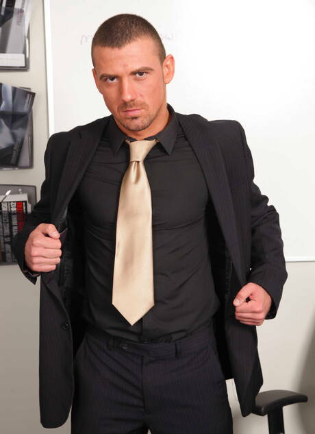 Bruno Knight and british beefcake Marco Sessions have anal sex outdoor