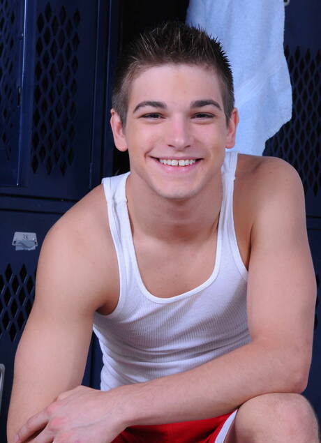 Dois caras americanos, o galã John Magnum e o robusto Johnny Rapid, têm uma cena de casal quente no chuveiro quente