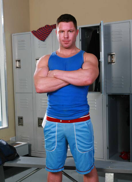 O garanhão americano Tom Faulk e o durão Travis James fodem a bunda depois de chupar um pau