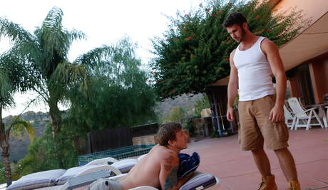 Deux mecs américains, le beau gosse Tom Faulk et l