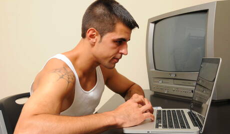 ストロングマン・ブレイズとアメリカ人のハンキーガイ、セバスチャン・ヤングが熱いカップルシーンを披露