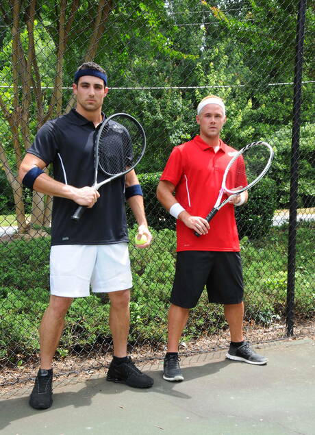 Die schamlosen Jungs Cooper Reed, Jack King und Mike De Marko bei einem heißen Dreier-Arschfick im Freien