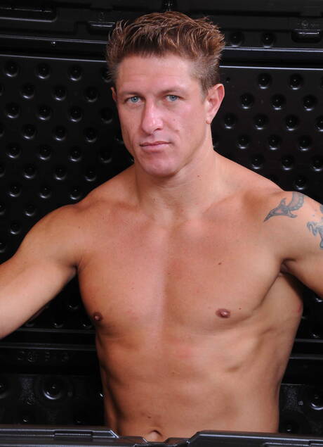 漂亮的美國男孩水獺邁克·德·馬科和大力士布萊斯·埃文斯在熱屁股爆炸