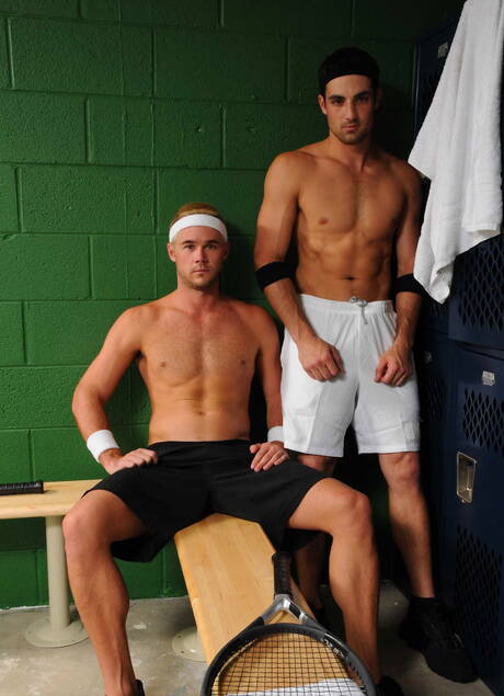 Der nette amerikanische Otter Jack King und der haarige Hengst Mike De Marko haben eine heiße Pärchenszene im Freien