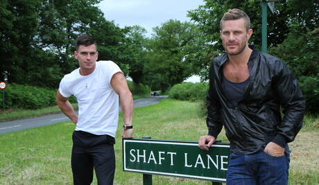 Amerykański muskularny Landon Conrad i angielski husky Paddy Obrian uprawiają gorący seks na zewnątrz