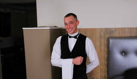 Rosyjski przystojniak Valentin Petrov i amerykański muskularny Kirk Cummings uprawiają miłość pod gorącym prysznicem