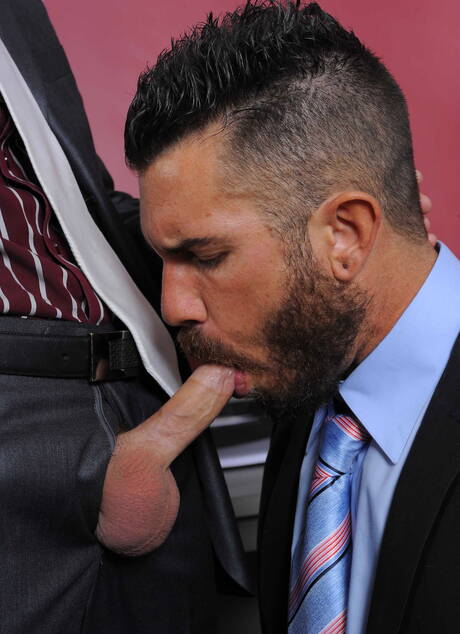 Men.com: Sexy americans, strong bull Cavin Knight and strong bull Damien Stone have anal sex