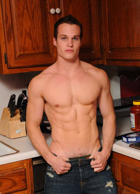 Knappe Amerikaanse jongens otter Alexander Greene en sterke man Luca Rosso tonen een perfect lichaam in de keuken