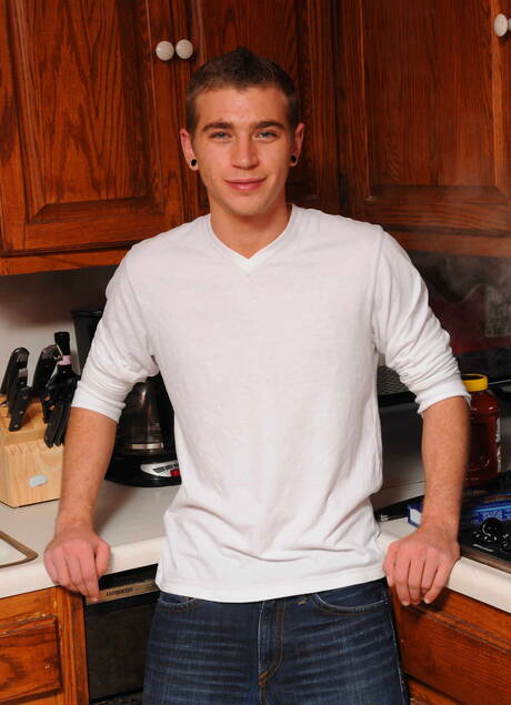 Piękni amerykańscy chłopcy, wydra Alexander Greene i siłacz Luca Rosso pokazują idealne ciało w kuchni