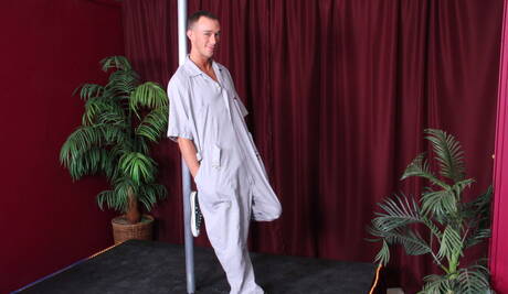 Der ungarische haarige Bär Arpad Miklos und der amerikanische Schönling Kirk Cummings ficken in den Arsch, nachdem sie einen Schwanz gelutscht haben