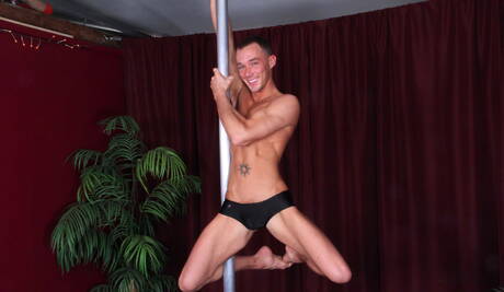 Der ungarische haarige Bär Arpad Miklos und der amerikanische Schönling Kirk Cummings ficken in den Arsch, nachdem sie einen Schwanz gelutscht haben